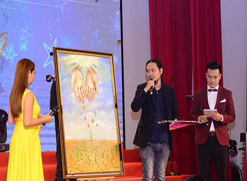 Họa sĩ Phan Vũ Linh, giảng viên Trường Đại học Hoa Sen và bức tranh "Người gieo mầm tri thức" (ảnh: NHG) Họa sĩ Phan Vũ Linh, giảng viên Trường Đại học Hoa Sen và bức tranh "Người gieo mầm tri thức" (ảnh: NHG)