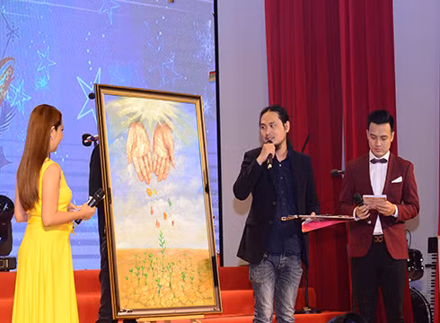 Họa sĩ Phan Vũ Linh, giảng viên Trường Đại học Hoa Sen và bức tranh "Người gieo mầm tri thức" (ảnh: NHG)