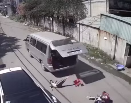 Xe đưa đón học sinh làm rơi học sinh xuống đường ở Đồng Nai (ảnh cắt từ video clip)