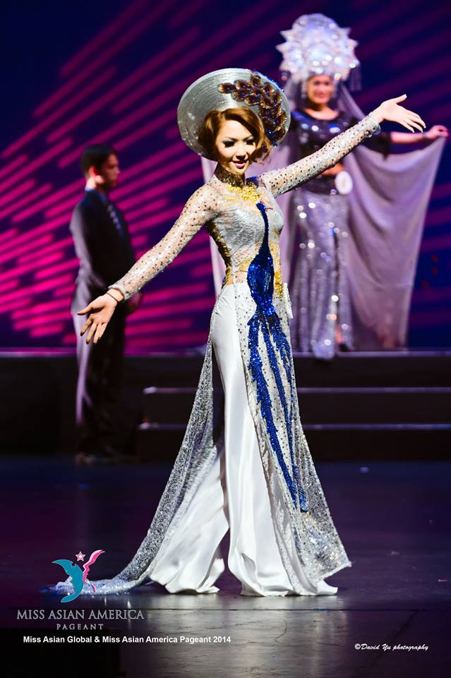 Phần trình diễn áo dài của Như Thy trong cuộc thi Phần trình diễn áo dài của Như Thy trong cuộc thi