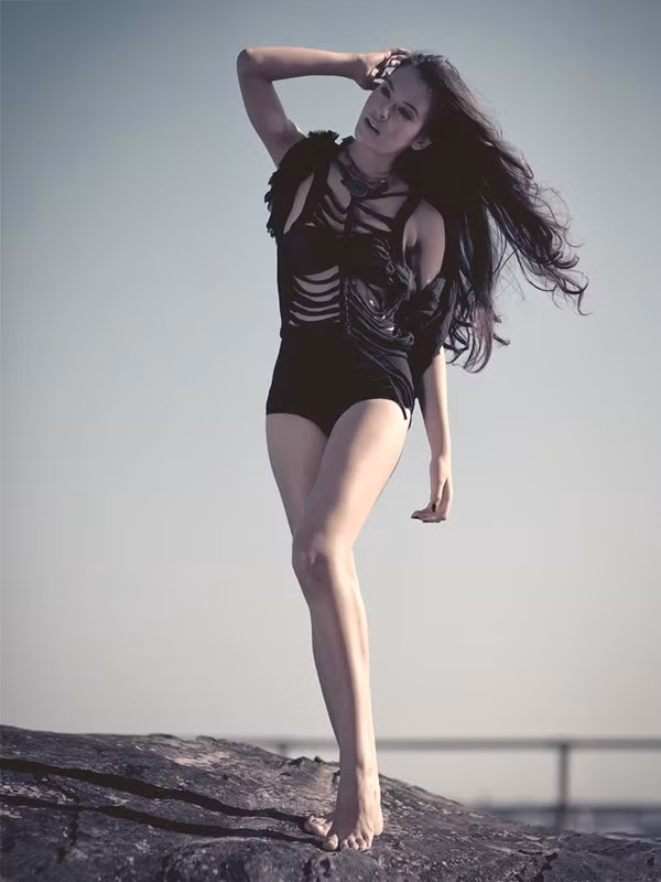 Người đẹp tuổi teen có bố là người Pháp, mẹ là người Việt nên sở hữu vẻ đẹp lai. Cô có thể nói thông thạo 5 thứ tiếng: Việt, Pháp, Anh, Italy và Trung Quốc.