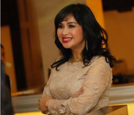 Diva Thanh Lam thường xuyên có tên trong top thảm họa thời trang và make-up, có lẽ bởi phong cô có chút rườm rà và diêm dúa. Nhưng đúng là sau cảm giác vương vướng mắt đầu tiên nhìn cô, thì người ta vẫn thấy Thanh Lam là một "người đàn bà đẹp".