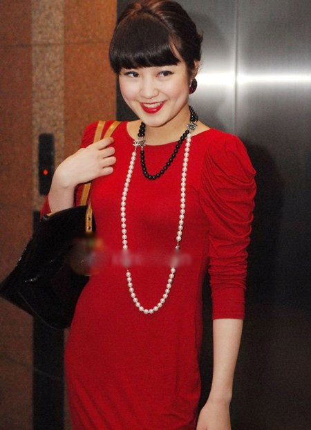 Cô nàng hot girl My Vân vốn nổi tiếng với hình ảnh dễ thương, trong sáng. Song, hình như sau khi lập gia đình, cô như muốn chứng minh với mọi người rằng mình cũng rất đàn bà, bằng một gam màu rực gắt.