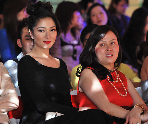 Chẳng mấy khi bắt gặp hình ảnh già nua và mệt mỏi như thế này của cô hoa hậu nổi tiếng xinh đẹp Nguyễn Thị Huyền. Có lẽ do đôi môi đỏ không phù hợp, và cách trang điểm trông có vẻ tối tăm.