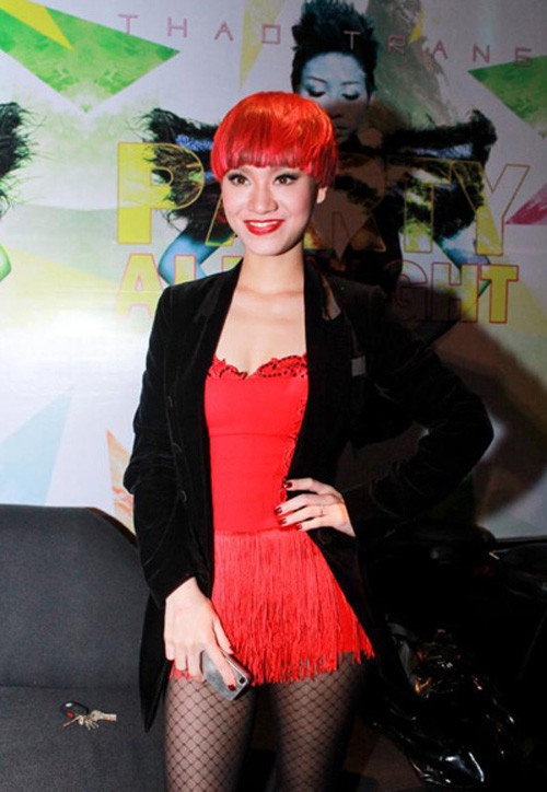 Khó mà tìm ra một điểm hợp lý cho sự kết hợp thái quá màu đỏ trong bộ trang phục và make-up của Trà My Idol.