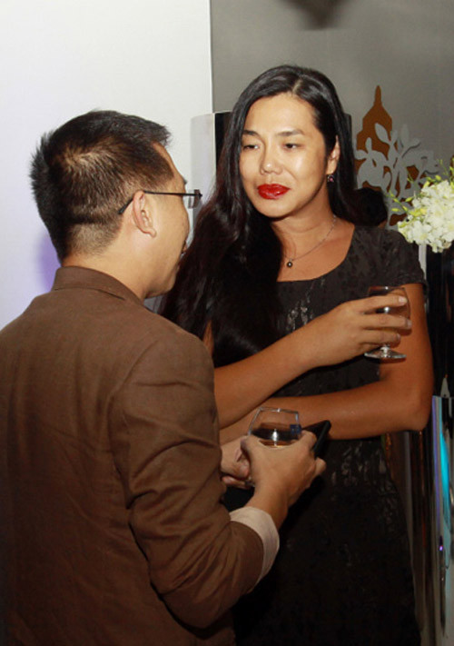 Phải bỏ ra bao nhiêu công sức và tiền của, Cindy Thái Tài mới có được vóc dáng mềm mại của một người phụ nữ. Thiết nghĩ cô nên trang điểm nhẹ nhàng hơn (nhất là ở đôi môi) thì mới giữ được vẻ nữ tính lâu dài.