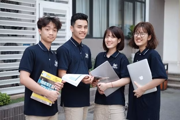 Nguyễn Đức Minh, Trần Văn Hào, Phạm Thị Linh Chi, Hoàng Linh Chi (theo thứ tự từ trái sang) đã xuất sắc giành các suất học bổng giá trị của các trường đại học uy tín tại Mỹ và Thuỵ Sỹ