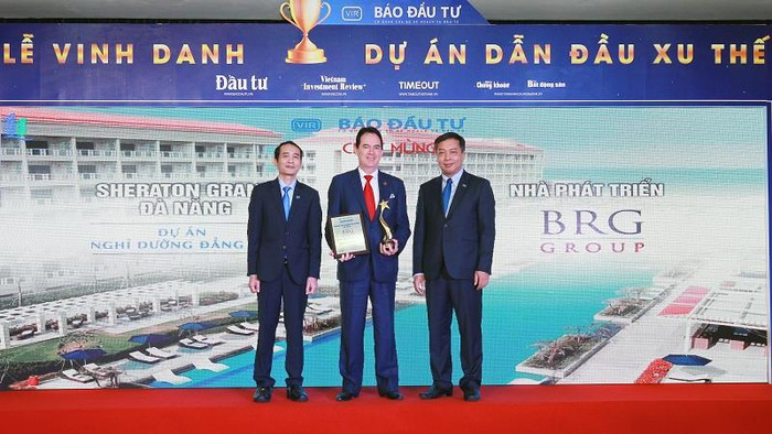 Ông Christophe Jean Francois Lajus - Đại diện Tập đoàn BRG nhận chứng nhận Khu nghỉ dưỡng đẳng cấp do báo Đầu Tư trao tặng Ông Christophe Jean Francois Lajus - Đại diện Tập đoàn BRG nhận chứng nhận Khu nghỉ dưỡng đẳng cấp do báo Đầu Tư trao tặng