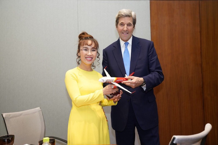 Cựu Ngoại trưởng Mỹ John Kerry và nữ tỷ phú Việt Nam. Cựu Ngoại trưởng Mỹ John Kerry và nữ tỷ phú Việt Nam.
