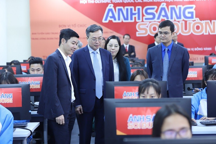 Các đại biểu động viên, cổ vũ những thí sinh đầu tiên dự thi