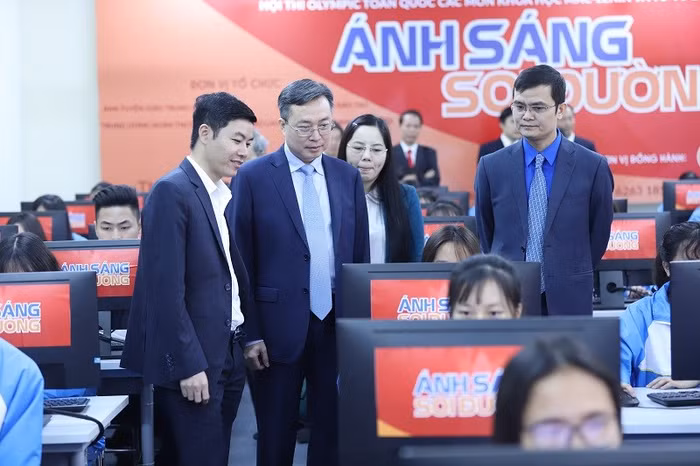 Các đại biểu động viên, cổ vũ những thí sinh đầu tiên dự thi Các đại biểu động viên, cổ vũ những thí sinh đầu tiên dự thi