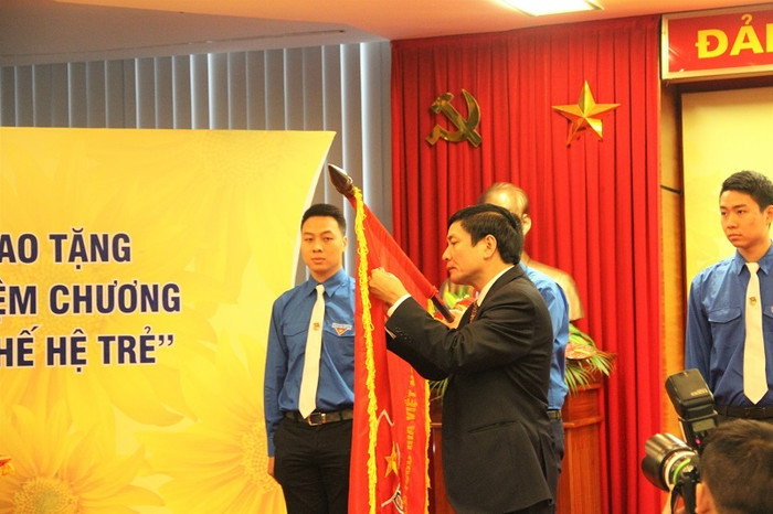 Đoàn Tập đoàn đón nhận Huân Chương lao động Hạng nhì do đồng chí Bùi Văn Cường, Ủy viên Trung ương Đảng, Bí thư Đảng ủy Khối Doanh nghiệp Trung ương trao tặng Đoàn Tập đoàn đón nhận Huân Chương lao động Hạng nhì do đồng chí Bùi Văn Cường, Ủy viên Trung ương Đảng, Bí thư Đảng ủy Khối Doanh nghiệp Trung ương trao tặng