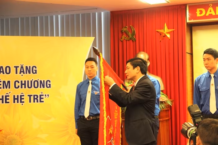 Đoàn Tập đoàn đón nhận Huân Chương lao động Hạng nhì do đồng chí Bùi Văn Cường, Ủy viên Trung ương Đảng, Bí thư Đảng ủy Khối Doanh nghiệp Trung ương trao tặng