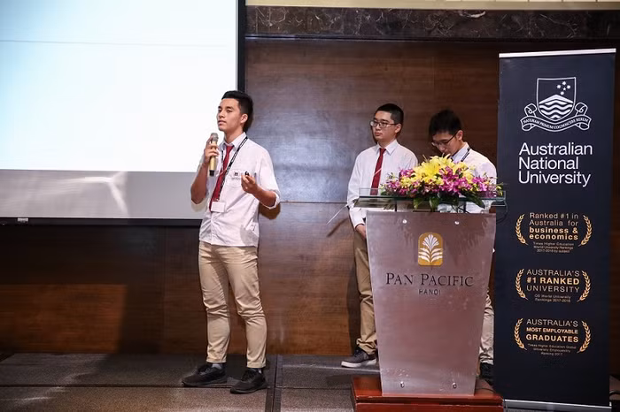 Trần Văn Hào tham gia cuộc thi tranh biện Quốc tế. Ngoài thành tích học tập tốt, Hào còn có thế mạnh về kỹ năng thuyết trình và khả năng tranh biện.