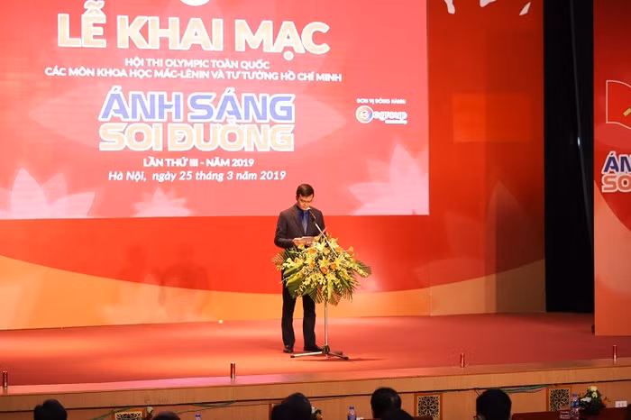 Bí thư Trung ương Đoàn, Chủ tịch Trung ương Hội Sinh viên Việt Nam Bùi Quang Huy phát biểu khai mạc Hội thi "Ánh sáng soi đường" lần thứ III, năm 2019 Bí thư Trung ương Đoàn, Chủ tịch Trung ương Hội Sinh viên Việt Nam Bùi Quang Huy phát biểu khai mạc Hội thi "Ánh sáng soi đường" lần thứ III, năm 2019