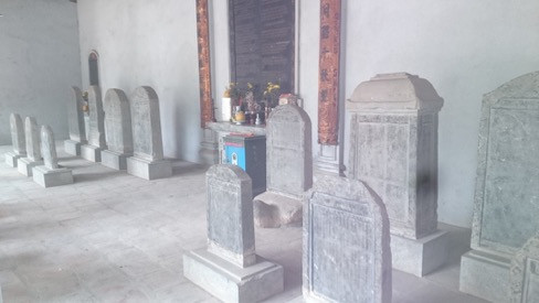 Bia danh nhân làng Sủi tại nhà bia trong quần thể di tích Đình – Đền – Chùa làng Sủi (ảnh tác giả). Bia danh nhân làng Sủi tại nhà bia trong quần thể di tích Đình – Đền – Chùa làng Sủi (ảnh tác giả).