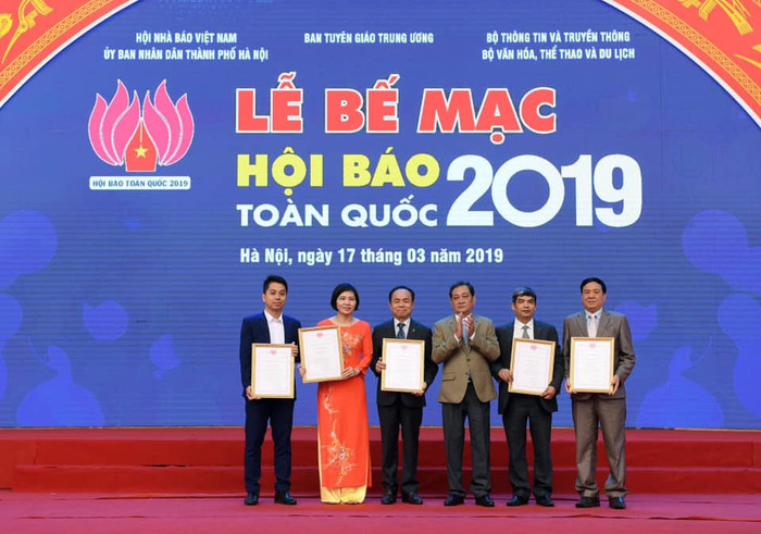 Phó giáo sư, Tiến sĩ Đỗ Thị Thu Hằng, Viện trưởng Viện Báo chí; Phó giáo sư, Tiến sĩ Hà Huy Phượng, Tổng biên tập Đặc san Báo chí Trẻ và Tiến sĩ Nhạc Phan Linh, giảng viên Viện Báo chí nhận Giải thưởng Công trình Nghiên cứu khoa học và nghiệp vụ báo chí Phó giáo sư, Tiến sĩ Đỗ Thị Thu Hằng, Viện trưởng Viện Báo chí; Phó giáo sư, Tiến sĩ Hà Huy Phượng, Tổng biên tập Đặc san Báo chí Trẻ và Tiến sĩ Nhạc Phan Linh, giảng viên Viện Báo chí nhận Giải thưởng Công trình Nghiên cứu khoa học và nghiệp vụ báo chí