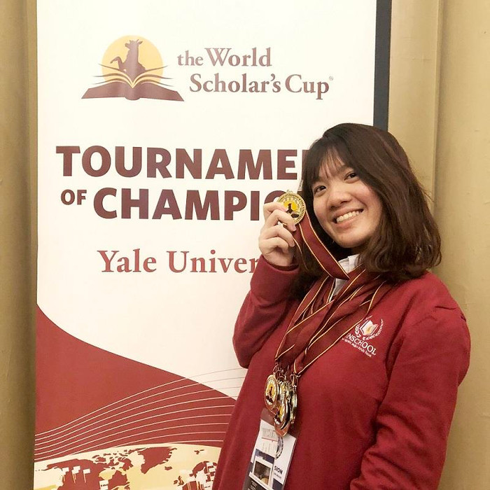 Lần đầu tiên tham dự và xuất sắc lọt vào Vòng Chung kết cuộc thi The World Scholar’s Cup được tổ chức tại Đại học Yale Hoa Kỳ, Phạm Thị Linh Chi đã giành được 3 Huy chương Vàng cùng nhiều Huy chương Bạc và Huy chương đồng đội Lần đầu tiên tham dự và xuất sắc lọt vào Vòng Chung kết cuộc thi The World Scholar’s Cup được tổ chức tại Đại học Yale Hoa Kỳ, Phạm Thị Linh Chi đã giành được 3 Huy chương Vàng cùng nhiều Huy chương Bạc và Huy chương đồng đội