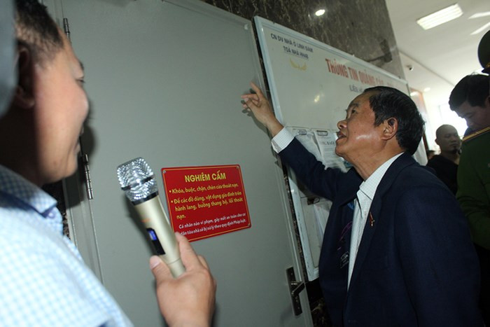 Những biển và sơ đồ chỉ dẫn thoát nạn khi xảy ra sự cố tại các cửa thoát hiểm vẫn còn nhỏ, chưa phát huy tác dụng nên cần thay thế bổ sung Những biển và sơ đồ chỉ dẫn thoát nạn khi xảy ra sự cố tại các cửa thoát hiểm vẫn còn nhỏ, chưa phát huy tác dụng nên cần thay thế bổ sung