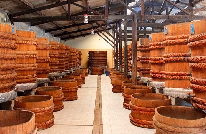 “Nước mắm” là chất lỏng chắt ra từ thùng, bể ủ chượp cá và muối, thời gian ủ chượp từ tám tháng đến một năm. Ảnh minh họa: https://vietnamfinance.vn