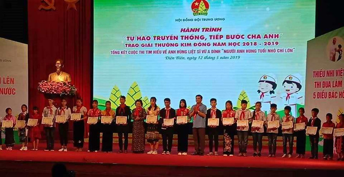 Trao học bổng Vừ A Dính và giải thưởng Kim Đồng tại tỉnh Điện Biên (Ảnh: Vũ Ninh) Trao học bổng Vừ A Dính và giải thưởng Kim Đồng tại tỉnh Điện Biên (Ảnh: Vũ Ninh)
