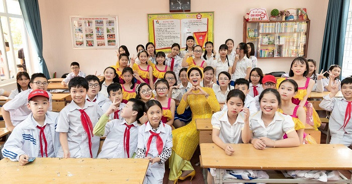 Hoa hậu H‘hen Niê trao học bổng Vừ A Dính cho các em học sinh có hoàn cảnh khó khăn vùng dân tộc thiểu số và hải đảo tỉnh Quảng Ninh (Ảnh: facebook Hoa hậu H‘hen Niê) Hoa hậu H‘hen Niê trao học bổng Vừ A Dính cho các em học sinh có hoàn cảnh khó khăn vùng dân tộc thiểu số và hải đảo tỉnh Quảng Ninh (Ảnh: facebook Hoa hậu H‘hen Niê)