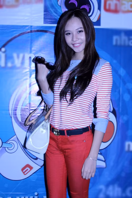 Nhiều gương mặt nổi tiếng trong giới showbiz cũng đến dự sự kiện. Trong ảnh là ca sĩ Đàm Thu Trang. Cô vừa phát hành album đầu tay cách đây hai tuần.