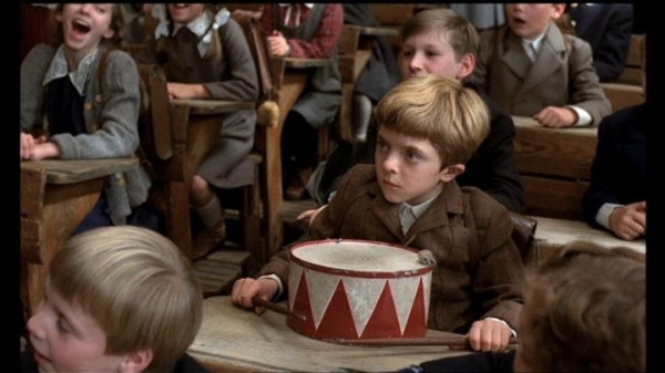 The Tin Drum (Cái trống thiếc, 1979), phim điện ảnh Tây Đức, giành cả giải Oscar phim tiếng nước ngoài hay nhất và Cành cọ vàng, phim xuất sắc nhất Giải thưởng phim Đức, dựa theo cuốn tiểu thuyết nổi tiếng của nhà văn Gunter Grass đoạt giải Nobel văn học năm 1999. Phim mô tả cậu bé bất bình thế giới người lớn đã không thèm lớn và có nhiều cảnh tình dục gây tranh cãi. Bộ phim bị cấm tại Ontario, Canada năm 1980 và thành phố Oklahoma, Mỹ và 1997 tới 2001. Cũng như tiểu thuyết gốc, phim có nhiều phiên bản độ dài khác nhau. Cùng với Paris, Texas (1984), Wings of Desire (1987), Downfall (hợp tác với Ý, Áo năm 2004), Cái trống thiếc là một trong nhưng phim được đánh giá cao nhất về nghệ thuật của điện ảnh Đức. The Tin Drum (Cái trống thiếc, 1979), phim điện ảnh Tây Đức, giành cả giải Oscar phim tiếng nước ngoài hay nhất và Cành cọ vàng, phim xuất sắc nhất Giải thưởng phim Đức, dựa theo cuốn tiểu thuyết nổi tiếng của nhà văn Gunter Grass đoạt giải Nobel văn học năm 1999. Phim mô tả cậu bé bất bình thế giới người lớn đã không thèm lớn và có nhiều cảnh tình dục gây tranh cãi. Bộ phim bị cấm tại Ontario, Canada năm 1980 và thành phố Oklahoma, Mỹ và 1997 tới 2001. Cũng như tiểu thuyết gốc, phim có nhiều phiên bản độ dài khác nhau. Cùng với Paris, Texas (1984), Wings of Desire (1987), Downfall (hợp tác với Ý, Áo năm 2004), Cái trống thiếc là một trong nhưng phim được đánh giá cao nhất về nghệ thuật của điện ảnh Đức.