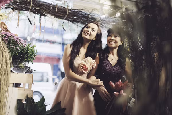 Nhân 'Ngày của mẹ' 13/5, giám khảo Vietnam's Got Talent cùng mẹ thực hiện bộ ảnh tràn ngập hoa. Chủ nhật tuần thứ hai của tháng 5 được chọn là "Ngày của mẹ". Cũng giống như bao người con khác, Thúy Hạnh muốn thể hiện tình yêu dành cho đấng sinh thành bằng một món quà đặc biệt. Cựu người mẫu quyết thực hiện bộ ảnh để ghi lại khoảnh khắc đầy ấm áp và tình thương bên mẹ của mình.