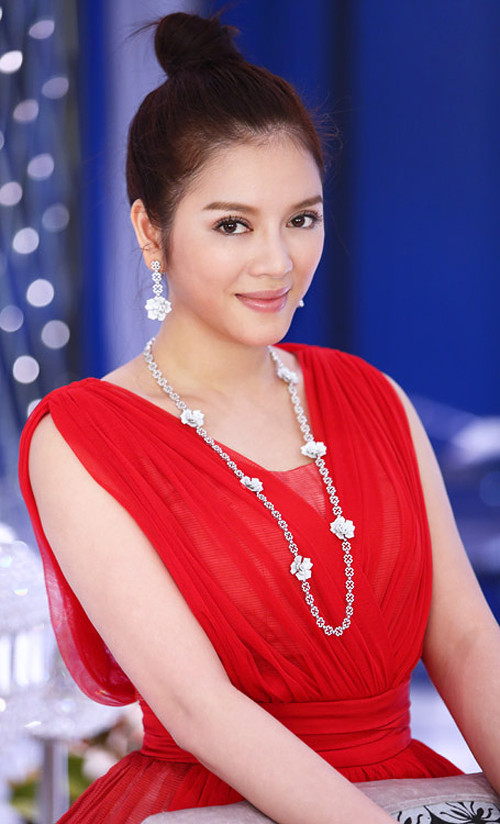 Lý Nhã Kỳ còn chia sẻ, khoảnh khắc bình yên nhất với cô là sau 9 giờ tối, vì lúc đó không bị những cuộc điện thoại công việc tấn công, không phải chạy đôn đáo từ công ty đến showroom rồi lại chạy đi gặp đối tác. "Thời gian đối với tôi cứ quay cuồng, chính vì thế tôi quý từng phút giây được nghỉ ngơi vào cuối ngày. Tôi thích 2 ngày cuối tuần đầy ý nghĩa", cô nói. Lý Nhã Kỳ còn chia sẻ, khoảnh khắc bình yên nhất với cô là sau 9 giờ tối, vì lúc đó không bị những cuộc điện thoại công việc tấn công, không phải chạy đôn đáo từ công ty đến showroom rồi lại chạy đi gặp đối tác. "Thời gian đối với tôi cứ quay cuồng, chính vì thế tôi quý từng phút giây được nghỉ ngơi vào cuối ngày. Tôi thích 2 ngày cuối tuần đầy ý nghĩa", cô nói.