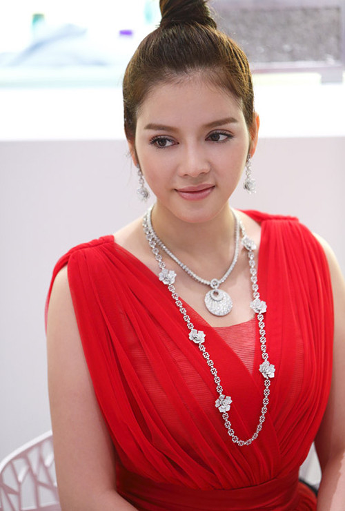 Kiều nữ họ Lý bày tỏ thêm, với cô tiêu chuẩn tốt của một nửa là luôn biết nhắn tin chia sẻ khi cô phải đi công tác nước ngoài liên miên. Động viên, và cái nắm tay thật chặt khi cô gặp phải sự công kích của dư luận. "Với tôi như thế là quá đủ rồi chứ không cần tiêu chuẩn gì.", cô nói. (Theo Bóng đá Plus) Kiều nữ họ Lý bày tỏ thêm, với cô tiêu chuẩn tốt của một nửa là luôn biết nhắn tin chia sẻ khi cô phải đi công tác nước ngoài liên miên. Động viên, và cái nắm tay thật chặt khi cô gặp phải sự công kích của dư luận. "Với tôi như thế là quá đủ rồi chứ không cần tiêu chuẩn gì.", cô nói. (Theo Bóng đá Plus)