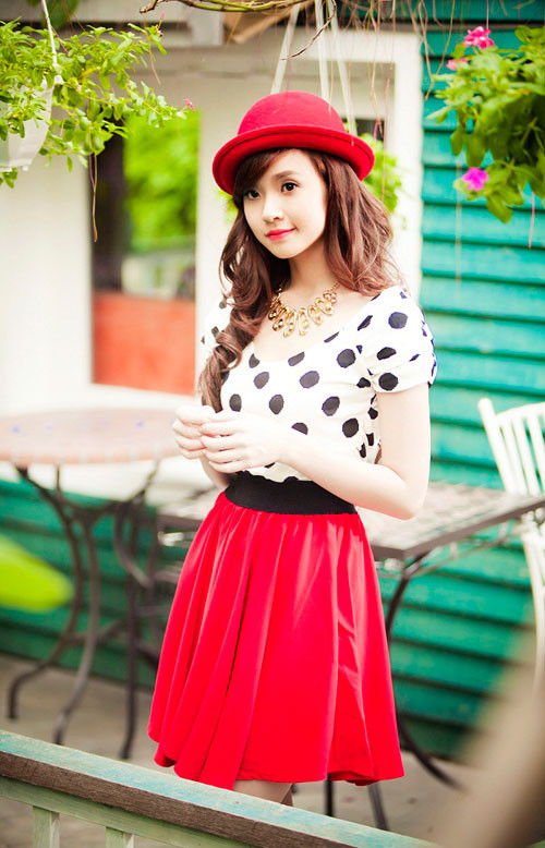 Hotgirl Midu trả lời về việc bị cho rằng bóng gió chê trách cách trả lời phỏng vấn của Ngọc Trinh trên trang cá nhân: "Trên trang cá nhân của mình, Midu nghĩ sao thì viết vậy thôi. Mỗi người một hoàn cảnh và cách sống, Midu không ám chỉ ai cả, Midu chỉ chia sẻ thẳng thắn về quan điểm cá nhân mình. Midu cũng xin đưa ra ý kiến rõ ràng. Midu đang nói về khía cạnh truyền thông và ý nghĩa của một bài phỏng vấn. Vì Midu không có quyền gì để ám chỉ, chê bai Trinh cả, và Midu cũng không muốn làm chuyện đó" Hotgirl Midu trả lời về việc bị cho rằng bóng gió chê trách cách trả lời phỏng vấn của Ngọc Trinh trên trang cá nhân: "Trên trang cá nhân của mình, Midu nghĩ sao thì viết vậy thôi. Mỗi người một hoàn cảnh và cách sống, Midu không ám chỉ ai cả, Midu chỉ chia sẻ thẳng thắn về quan điểm cá nhân mình. Midu cũng xin đưa ra ý kiến rõ ràng. Midu đang nói về khía cạnh truyền thông và ý nghĩa của một bài phỏng vấn. Vì Midu không có quyền gì để ám chỉ, chê bai Trinh cả, và Midu cũng không muốn làm chuyện đó"