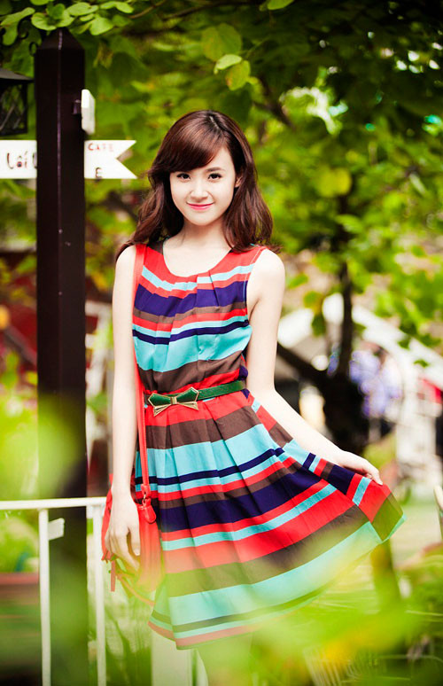 Cô cũng thẳng thắn bày tỏ quan điểm trước câu hỏi rất nhiều người trong giới showbiz ủng hộ cách chia sẻ thẳng thật của Ngọc Trinh như Khắc Tiệp, Trang Trần, Stylist Đỗ Long... còn chị, quan điểm của chị thế nào khi đọc những lời bộc bạch đó? - "Hãy đọc kỹ nhưng dòng Midu viết, với một cô gái đẹp, mình nghĩ chuyện ấy quá bình thường trong xã hội ngày nay. Điều mà ai trong chúng ta cũng phải công nhận. Nhưng điều ấy sẽ trở nên nguy hiểm và bất thường khi người ta bắt đầu cảm thấy tự hào về chuyện đó, mà vô tình đánh mất đi lòng tự trọng. Midu thấy thông cảm nhiều hơn là gay gắt hay phê phán, mình chỉ chia sẻ quan điểm, một chút đau lòng của mình khi nhìn thấy rõ ràng giờ đây đã có nhiều cô gái trẻ họ tin rằng như vậy là con đường đúng đắn nhất và nhanh nhất để đến với sự giàu sang, xa hoa mà không cần phải vất vả lao động." Cô cũng thẳng thắn bày tỏ quan điểm trước câu hỏi rất nhiều người trong giới showbiz ủng hộ cách chia sẻ thẳng thật của Ngọc Trinh như Khắc Tiệp, Trang Trần, Stylist Đỗ Long... còn chị, quan điểm của chị thế nào khi đọc những lời bộc bạch đó? - "Hãy đọc kỹ nhưng dòng Midu viết, với một cô gái đẹp, mình nghĩ chuyện ấy quá bình thường trong xã hội ngày nay. Điều mà ai trong chúng ta cũng phải công nhận. Nhưng điều ấy sẽ trở nên nguy hiểm và bất thường khi người ta bắt đầu cảm thấy tự hào về chuyện đó, mà vô tình đánh mất đi lòng tự trọng. Midu thấy thông cảm nhiều hơn là gay gắt hay phê phán, mình chỉ chia sẻ quan điểm, một chút đau lòng của mình khi nhìn thấy rõ ràng giờ đây đã có nhiều cô gái trẻ họ tin rằng như vậy là con đường đúng đắn nhất và nhanh nhất để đến với sự giàu sang, xa hoa mà không cần phải vất vả lao động."