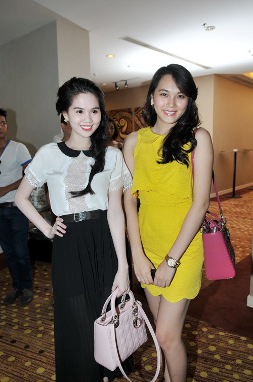 Mặc cho dư luận "ném đá" vì những phát ngôn được cho là quá hồn nhiên, Ngọc Trinh vẫn không hề tỏ thái độ buồn bã. Chiều 13/5, Ngọc Trinh đã xuất hiện thật rạng rỡ tại khách sạn Movenpick (TP.HCM) để tham dự cuộc họp báo giới thiệu nội dung chi tiết Đêm hội chân dài lần thứ 6.