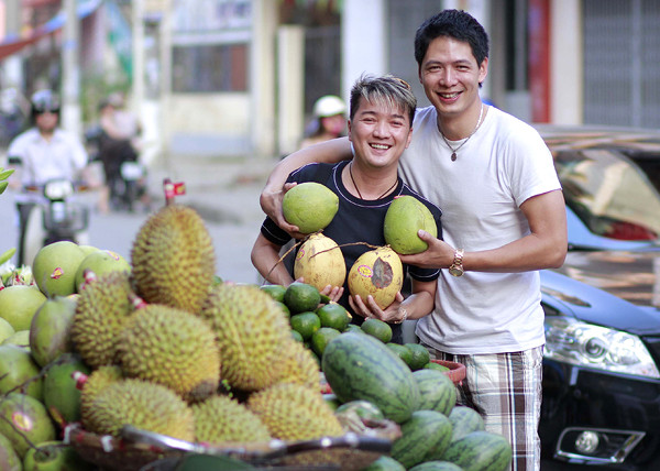 Khác xa với hình ảnh trau chuốt khi xuất hiện trên sân khấu, ở ngoài đời, Mr Đàm và Bình Minh đều ăn mặc rất giản dị với áo phông, quần jeans hoặc quần short ngắn. Cả hai tinh nghịch trêu đùa nhau khiến không ít người ngoái lại nhìn. Khác xa với hình ảnh trau chuốt khi xuất hiện trên sân khấu, ở ngoài đời, Mr Đàm và Bình Minh đều ăn mặc rất giản dị với áo phông, quần jeans hoặc quần short ngắn. Cả hai tinh nghịch trêu đùa nhau khiến không ít người ngoái lại nhìn.