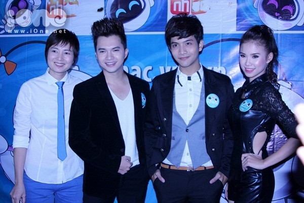 Thúy Vinh chọn cho mình trang phục áo sơ mi rộng khá an toàn để tránh mọi người "soi" quá kỹ vào vòng 2 của mình. Nhưng dễ dàng nhận ra cô đang tăng cân một cách nhanh chóng khiến mọi người không khỏi hoài nghi chị đang mang thai như tin đồn. (Theo Ione)