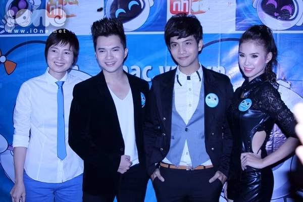 Thúy Vinh chọn cho mình trang phục áo sơ mi rộng khá an toàn để tránh mọi người "soi" quá kỹ vào vòng 2 của mình. Nhưng dễ dàng nhận ra cô đang tăng cân một cách nhanh chóng khiến mọi người không khỏi hoài nghi chị đang mang thai như tin đồn. (Theo Ione)