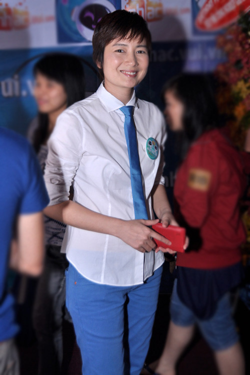 Chiều 12/5, Thúy Vinh tự tin xuất hiện với vai trò người tổ chức sự kiện sinh nhật 6 năm cho một trang web nghe nhạc. Cựu người mẫu mặc áo sơ mi trắng, đeo cà vạt theo phong cách tomboy. Cô tự tin nở nụ cười rạng rỡ trước hàng loạt ống kính chứ không hề né tránh. Với kiểu ăn mặc này, rất khó khẳng định Thúy Vinh có mang bầu hay không. Ảnh: Tuấn Hadex. Chiều 12/5, Thúy Vinh tự tin xuất hiện với vai trò người tổ chức sự kiện sinh nhật 6 năm cho một trang web nghe nhạc. Cựu người mẫu mặc áo sơ mi trắng, đeo cà vạt theo phong cách tomboy. Cô tự tin nở nụ cười rạng rỡ trước hàng loạt ống kính chứ không hề né tránh. Với kiểu ăn mặc này, rất khó khẳng định Thúy Vinh có mang bầu hay không. Ảnh: Tuấn Hadex.