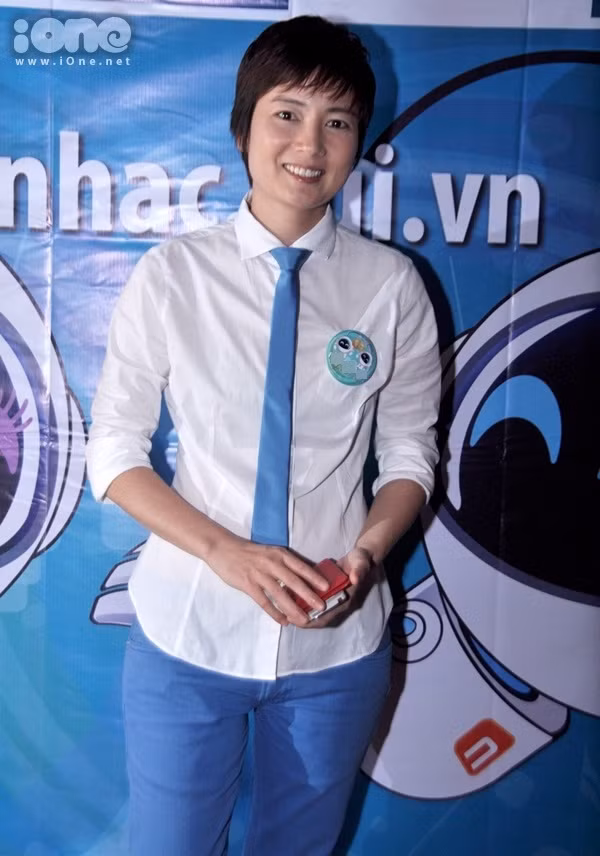 Hôm 12/5 trong buổi mừng sinh nhật một trang web âm nhạc, Thúy Vinh lần đầu lộ diện sau scandal mang thai trong thời gian vừa qua.