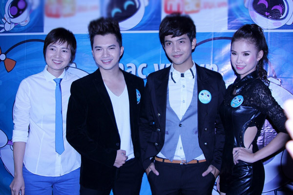 Một số người nhận xét, do trước kia Thúy Vinh quá gầy, nên dù mập ra đôi chút vẫn không khác gì mấy. Cô tươi cười bên Nam Cường, Lưu Quang Anh và Khởi My. Một số người nhận xét, do trước kia Thúy Vinh quá gầy, nên dù mập ra đôi chút vẫn không khác gì mấy. Cô tươi cười bên Nam Cường, Lưu Quang Anh và Khởi My.