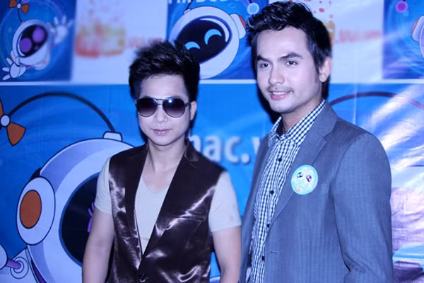 Ca sĩ Quách Tuấn Du tiếp tục đi sự kiện cùng cựu người mẫu Đức Tiến.