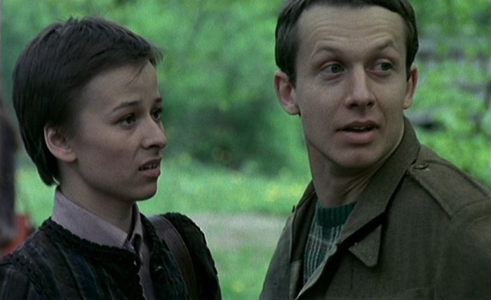Blind Chance, bộ phim điện ảnh Ba Lan của đạo diễn Krzysztof Kieślowski mà The Double Life of Véronique (1991) gắn với tên tuổi Irène Jacob là bộ phim nổi tiếng nhất của ông, được hoàn thiện năm 1981 nhưng phải đến năm 1987 mới được công chiếu tại Ba Lan, do được xem là liên quan các vấn đề chính trị, giành 2 giải thưởng lớn Liên hoan phim Ba Lan năm 1987, và công chiếu tại Liên hoan phim Cannes cùng năm. Blind Chance, bộ phim điện ảnh Ba Lan của đạo diễn Krzysztof Kieślowski mà The Double Life of Véronique (1991) gắn với tên tuổi Irène Jacob là bộ phim nổi tiếng nhất của ông, được hoàn thiện năm 1981 nhưng phải đến năm 1987 mới được công chiếu tại Ba Lan, do được xem là liên quan các vấn đề chính trị, giành 2 giải thưởng lớn Liên hoan phim Ba Lan năm 1987, và công chiếu tại Liên hoan phim Cannes cùng năm.