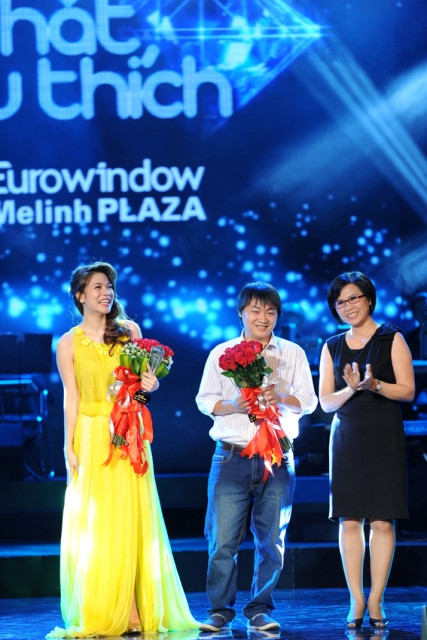 Mỹ Dung đã đánh bại Uyên Linhđể giành giải Bài hát yêu thích tháng 4 tại liveshow định kỳ, vừa diễn ra vào tối 13/5 tại Hà Nội. (Giaoduc.net.vn) Mỹ Dung đã đánh bại Uyên Linhđể giành giải Bài hát yêu thích tháng 4 tại liveshow định kỳ, vừa diễn ra vào tối 13/5 tại Hà Nội. (Giaoduc.net.vn)