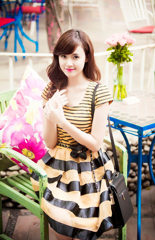 "Midu biết cái nghèo đáng sợ lắm, nhưng Midu hiểu sâu xa rằng bây giờ Midu có mang tiền nhiều về nhà ba mẹ cũng không vui bằng nhìn thấy Midu trưởng thành và thành đạt. Tiền là điều kiện cần nhưng không phải là đủ, Midu phải sống sao để ba mẹ có niềm an ủi và tự hào. Midu không ngại đụng chạm vì Midu chia sẻ chỉ muốn các bạn trẻ hiểu hơn về ranh giới giữa sống thực dụng và sống thực tế, đừng nhầm lẫn hai khái niệm đó. Sống thực tế là tốt nhưng sống thực dụng thì nguy hiểm vô cùng.", cô quan điểm. "Midu biết cái nghèo đáng sợ lắm, nhưng Midu hiểu sâu xa rằng bây giờ Midu có mang tiền nhiều về nhà ba mẹ cũng không vui bằng nhìn thấy Midu trưởng thành và thành đạt. Tiền là điều kiện cần nhưng không phải là đủ, Midu phải sống sao để ba mẹ có niềm an ủi và tự hào. Midu không ngại đụng chạm vì Midu chia sẻ chỉ muốn các bạn trẻ hiểu hơn về ranh giới giữa sống thực dụng và sống thực tế, đừng nhầm lẫn hai khái niệm đó. Sống thực tế là tốt nhưng sống thực dụng thì nguy hiểm vô cùng.", cô quan điểm.