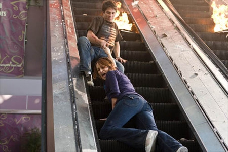 Lưỡi hái tử thần (Final Destination 4), phim kinh dị của điện ảnh Mỹ, dù đoạt doanh thu tới trên 186 triệu USD, nhưng bị cấm tại Việt Nam và một số nước do chứa đựng nhiều yếu tố bạo lực. Lưỡi hái tử thần (Final Destination 4), phim kinh dị của điện ảnh Mỹ, dù đoạt doanh thu tới trên 186 triệu USD, nhưng bị cấm tại Việt Nam và một số nước do chứa đựng nhiều yếu tố bạo lực.