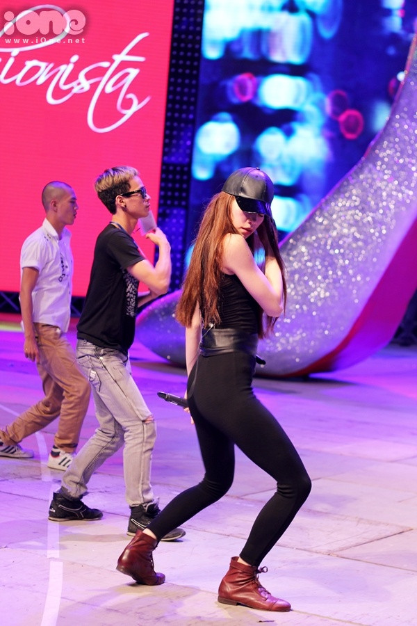 Dù chỉ là đi duyệt chương trình nhưng Hà Hồ vẫn ăn mặc rất sành điệu. Dù chỉ là đi duyệt chương trình nhưng Hà Hồ vẫn ăn mặc rất sành điệu.