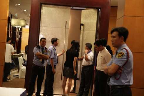 Dù là đại hội của 1 trường ĐH, nhưng trường ĐH Hoa Sen đã huy động rất nhiều bảo vệ của Công ty chuyên nghiệp tới làm nhiệm vụ (ảnh: T.P)