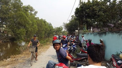 Người dân địa phương hiếu kỳ, quan tâm theo dõi vụ trực thăng rơi (Ảnh: T.P) Người dân địa phương hiếu kỳ, quan tâm theo dõi vụ trực thăng rơi (Ảnh: T.P)