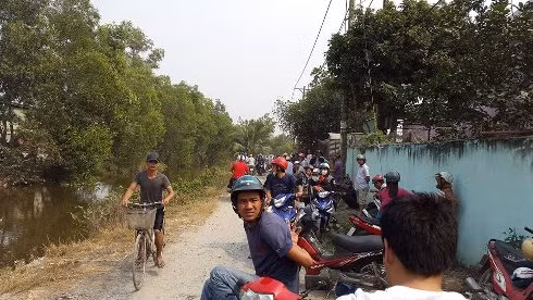 Người dân địa phương hiếu kỳ, quan tâm theo dõi vụ trực thăng rơi (Ảnh: T.P)