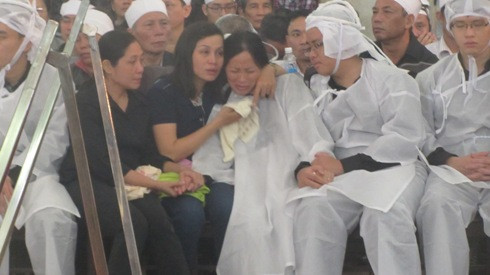 Những giọt nước mắt đau buồn của người thân 4 chiến sỹ tại lễ viếng (ảnh: T.P)